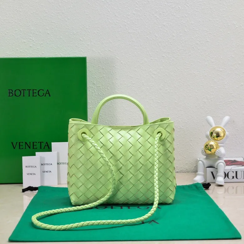Batch 1860 B's 2023 spring and summer new model continues the brand's woven style with detailed metal knot switch buckles. This time, the shoulder straps are also made into tube weaves, showing different craftsmanship. The carrying method is versatile to create more different looks. Intrecciato woven leather small handbag, equipped with sliding crossbody strap. Internal compartments, including 1 zipper pocket and 2 open pockets with magnetic buckle closure. Size: 19*25*10.5cm, model: 7463#
